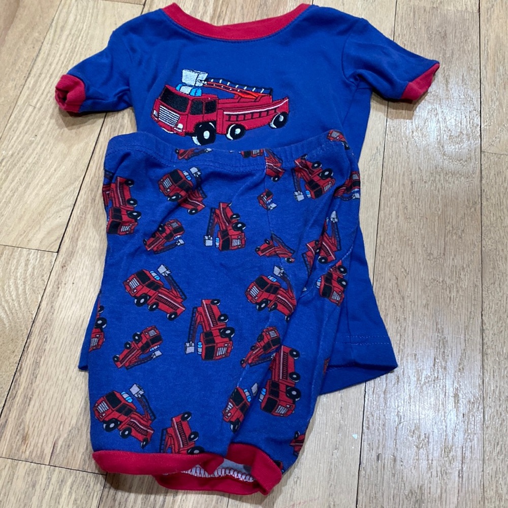 Levert sz 4 boys pajama set trucks red and blue